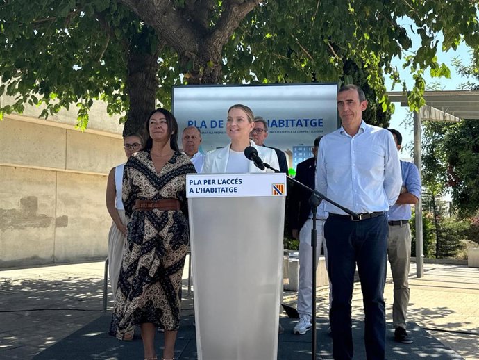 La presidenta del Govern, Marga Prohens, en declaraciones a los medios tras la reunión de la Mesa de la Vivienda.