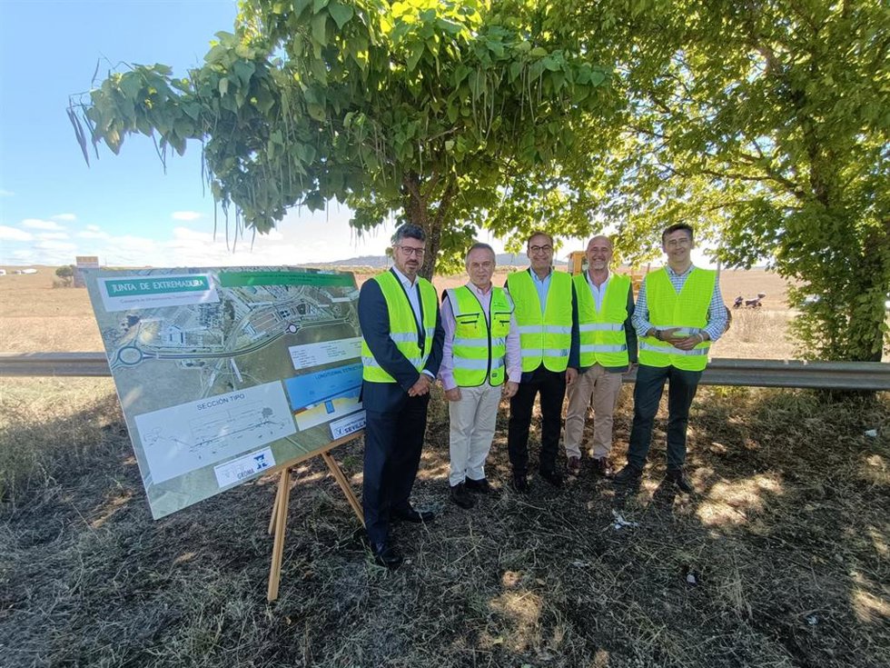 El consejero de Infraestructuras, Manuel Martín, junto al alcalde de Cáceres, Rafael Mateos, en la inauguración de las obras del primer tramo de la Ronda Sur de Cáceres
