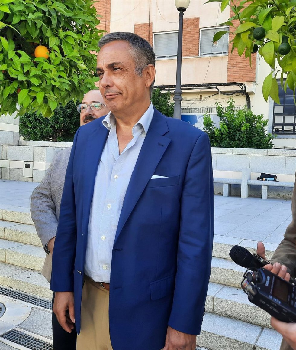 El presidente del Grupo Parlamentario Vox en la Asamblea de Extremadura, Ángel Pelayo Gordillo, junto al diputado autonómico de la formación, Juan José García, en declaraciones a los medios
