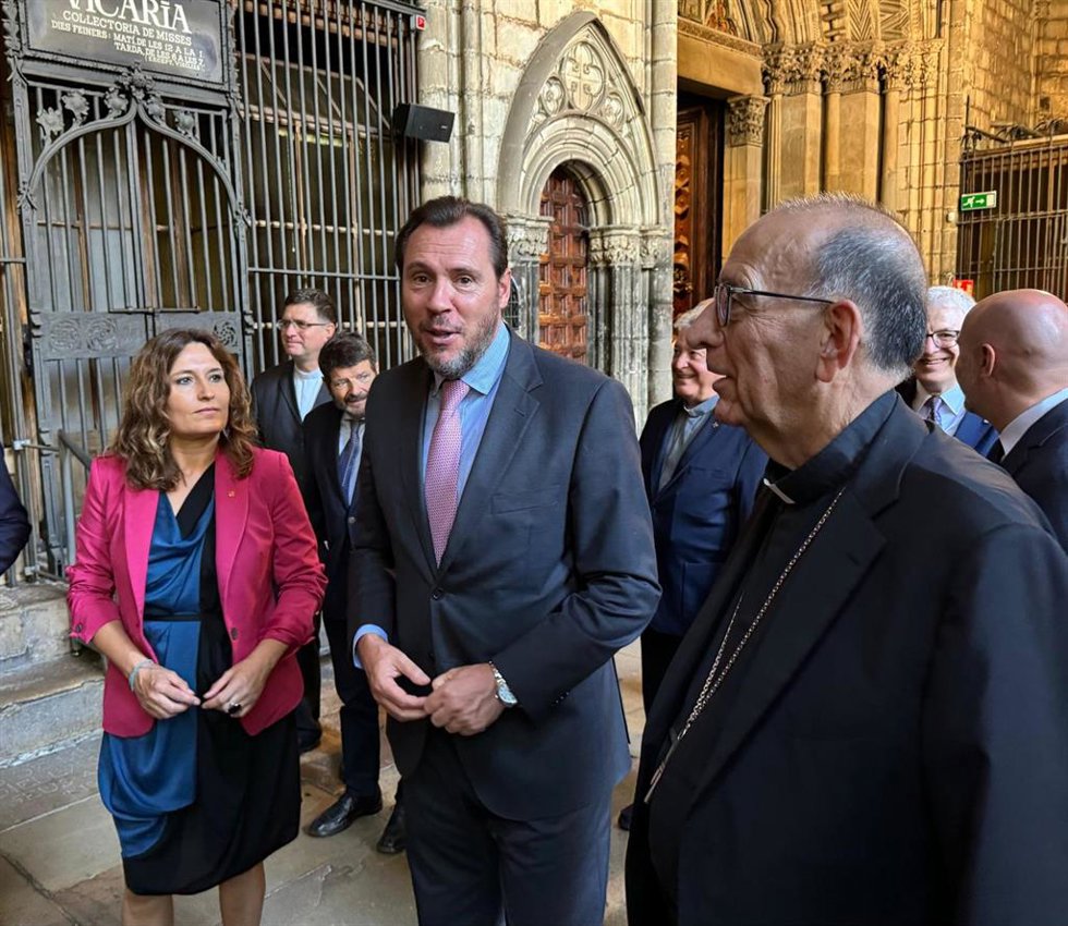 Óscar Puente con Laura Vilagr y el Juan José Omella en una visita a la Catedral de Barcelona
