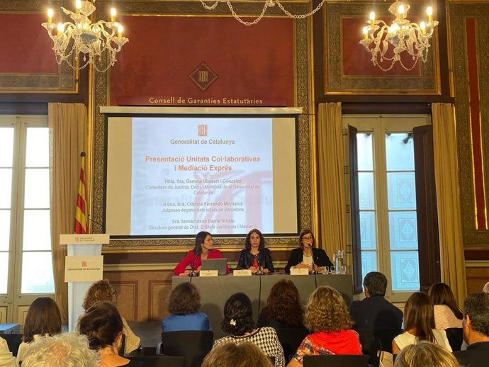 De izquierda a derecha: la jueza decana de los Juzgados de Barcelona, Cristina Ferrando; la consellera de Justícia, Gemma Ubasart, y la Dra. Gral. De Entitats Jurídiques y Mediació, Immaculada Barral