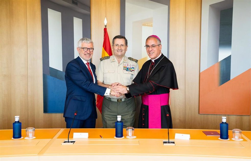 El CEO de Santander España, Ángel Rivera; el jefe del Estado Mayor del Ejército de Tierra (JEME), el general Amador Enseñat y Berea; y el arzobispo castrense, monseñor Juan Antonio Aznárez.