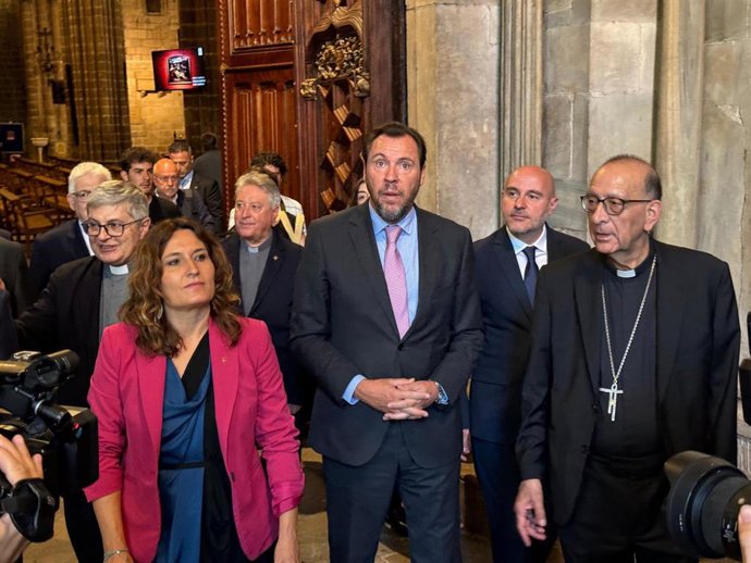 Óscar Puente visita la Catedral de Barcelona junto a Laura Vilagr, Juan José Omella y Carlos Prieto