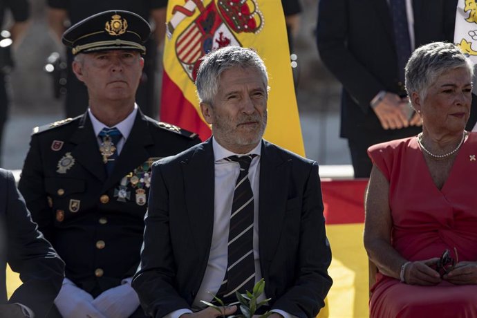 El ministro del Interior, Fernando Grande-Marlaska, durante el acto de entrega de la bandera de España, en las Murallas Reales a 10 de julio de 2024, en Ceuta (España)