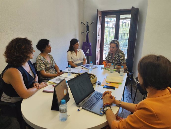 Moreno (al fondo), reunida con el jurado de los premios.