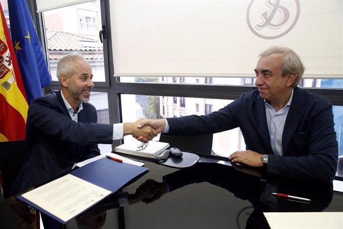 El consejero de Educación, Formación Profesional y Universidades, Sergio Silva, firma el convenio de colaboración con la Fundación Elecnor