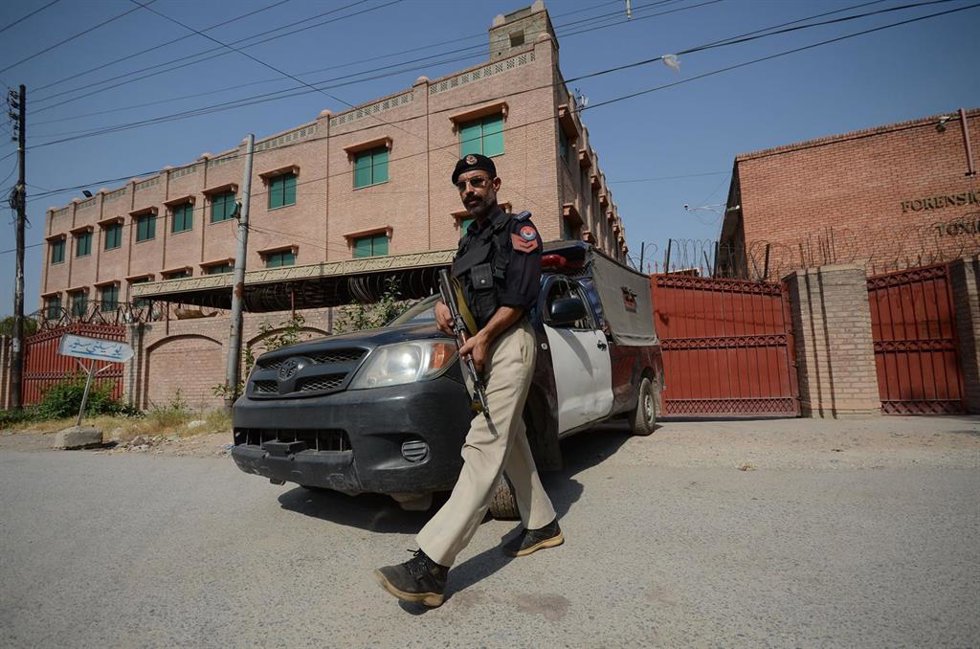 Archivo - Un agente de la Policía de Pakistán (archivo)