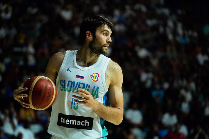 Archivo - Mike Tobey of Slovenia in action during City of Malaga Tournament for the Centenary of the FEB, basketball match played between USA and Slovenia at Palacio de Deportes Jose Maria Martin Carpena on August 12, 2023, in Malaga, Spain.