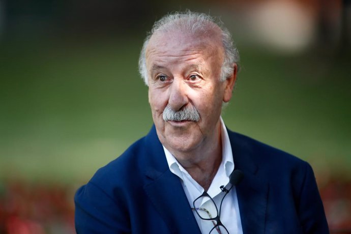 Archivo - El ex seleccionador nacional de fútbol Vicente del Bosque, durante el acto de conmemoración del X aniversario de la victoria de la selección española de fútbol en el Mundial de Sudáfrica, con la exhibición del trofeo de la Copa del Mundo conquis