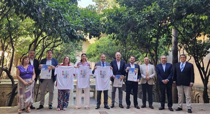 Foto de familia tras la presentación de la primera Carrera Solidaria Casa Ronald McDonald, con el delegado del Gobierno de la Junta, Ricardo Sánchez, en el centro.