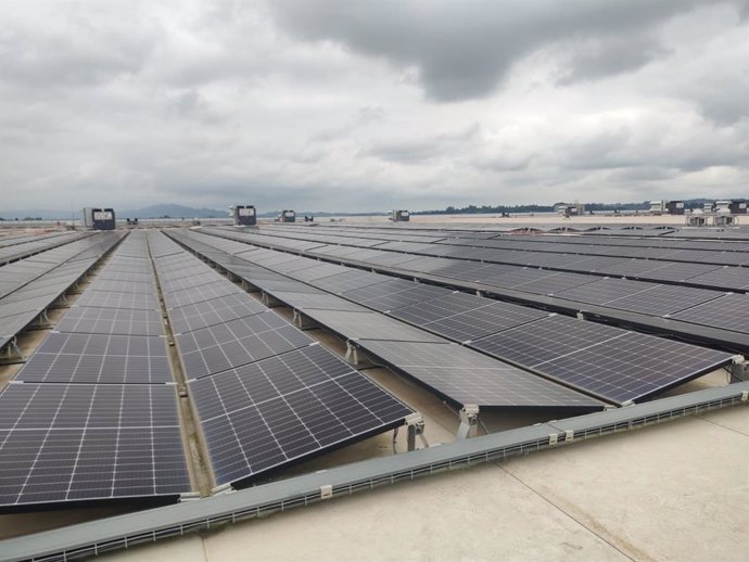 Placas solares instaladas en la azotea del Centro Logístico de Amazon en Bobes, Siero.