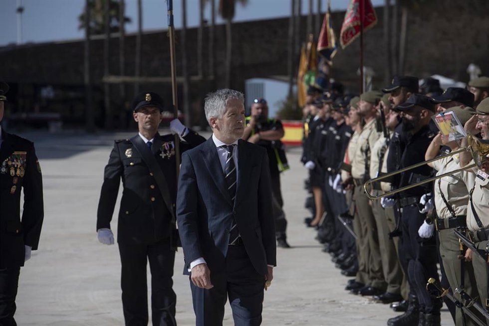 El ministro del Interior, Fernando Grande-Marlaska, a su llegada al acto de entrega de la bandera de España, en las Murallas Reales a 10 de julio de 2024, en Ceuta (España). 