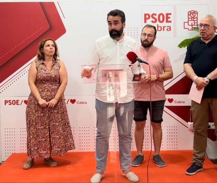 Mayoral interviene, junto a dirigentes del PSOE de Cabra, en la sede egabrense del partido.