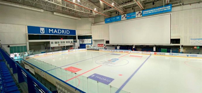 Pantalla gigante en el centro comercial Palacio de Hielo de Madrid.