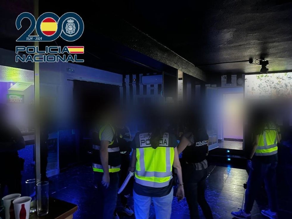 Agentes de la Policía en el interior de un local.