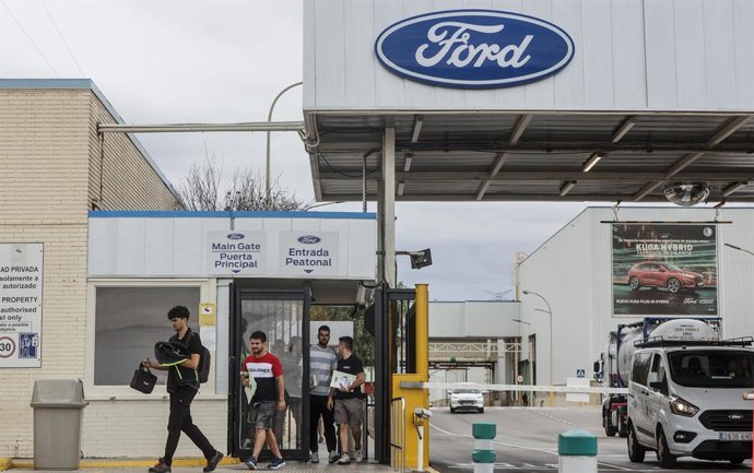 Diversos treballadors en la fàbrica de Ford en imatge d'arxiu