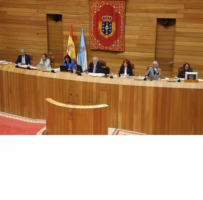 Mesa del Parlamento de Galicia presidida por Miguel Santalices.