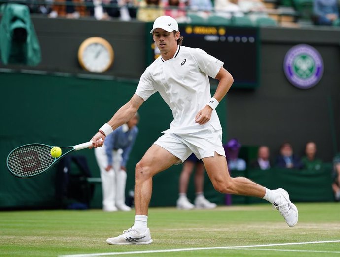 08 July 2024, United Kingdom, London: Australian tennis player Alex de Minaur in action against France's Arthur Fils during their men's singles round of 16 tennis match on day eight of the 2024 Wimbledon Championships at the All England Lawn Tennis and Cr