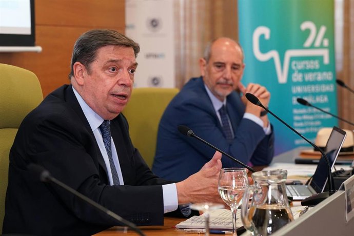 El ministro de Agricultura, Pesca y Alimentación, Luis Planas durante su clase magistral en la UMA, a 8 de julio de 2024, en Málaga, Andalucía (España).