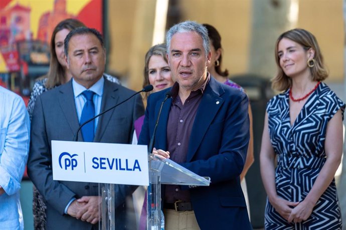 El vicesecretario de Política Autonómica, Municipal y Análisis Electoral del PP, Elías Bendodo en una atención a medios en Sevilla.