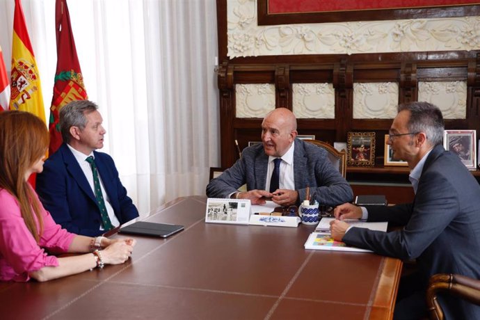 El Alcalde Valladolid, Jesus Julio Carnero, Recibe al Presidente de Mercasa, José Miñones