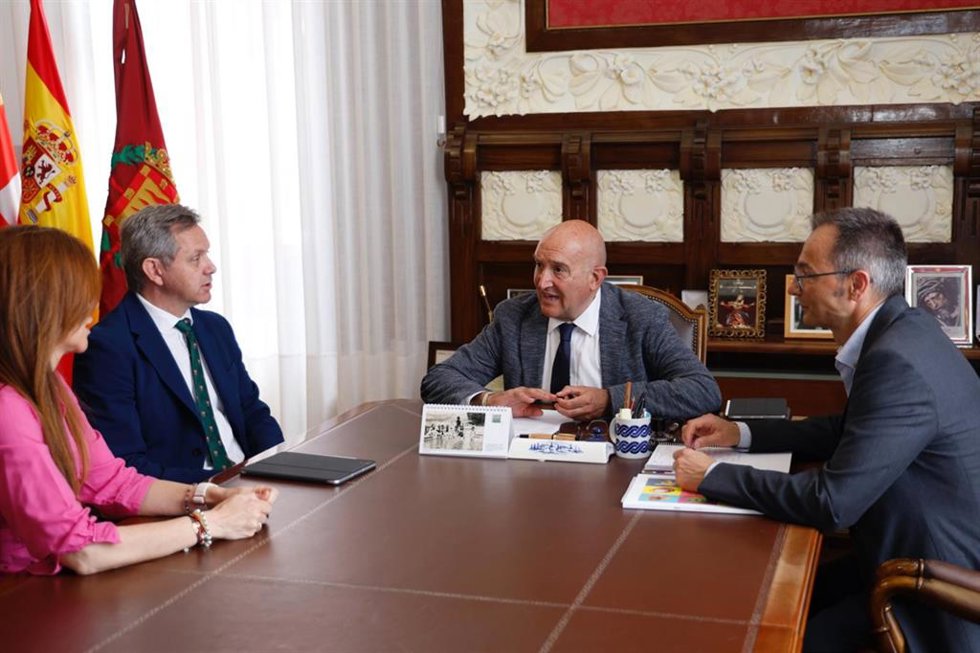 El Alcalde Valladolid, Jesus Julio Carnero, Recibe al Presidente de Mercasa, José Miñones