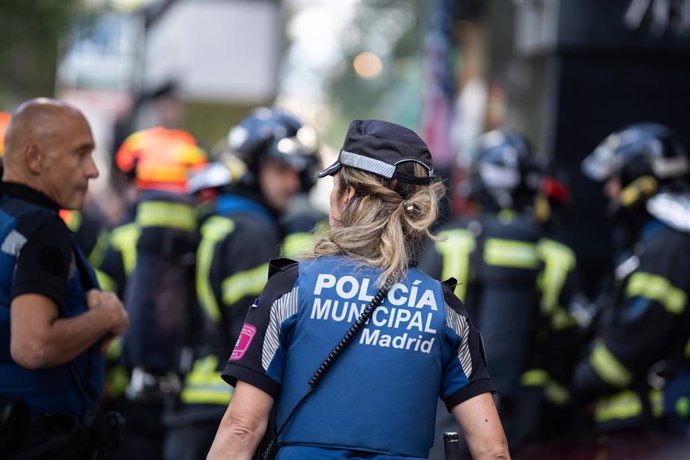 Archivo - Una policía y varios bomberos en el exterior del Centro Comercial Castellana 200, a 29 de agosto de 2023, en Madrid (España).