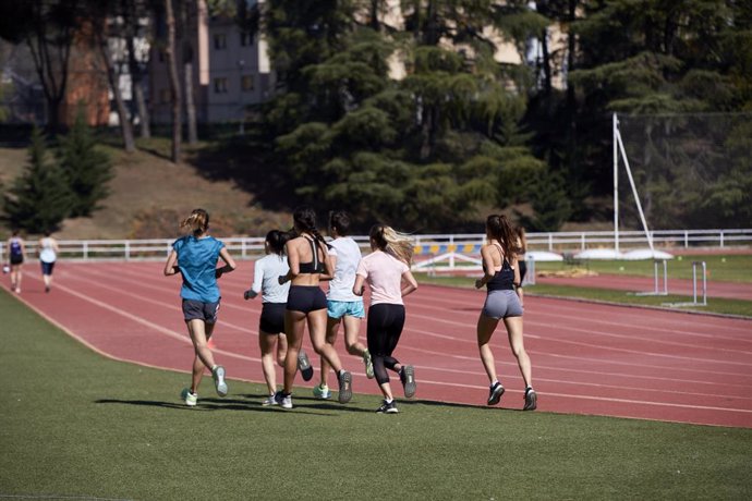 Archivo - Varias personas practican atletismo durante la presentación del proyecto para abordar el modelo de profesionalización de la Liga Femenina de Fútbol, en el Centro de Alto Rendimiento del CSD, en Madrid (España), a 25 de marzo de 2021. 