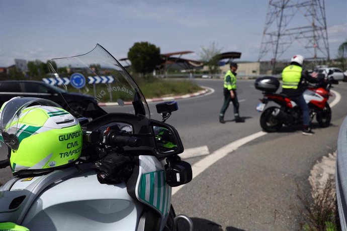 Archivo - La moto y el casco de la Guardia Civil en un control de tráfico