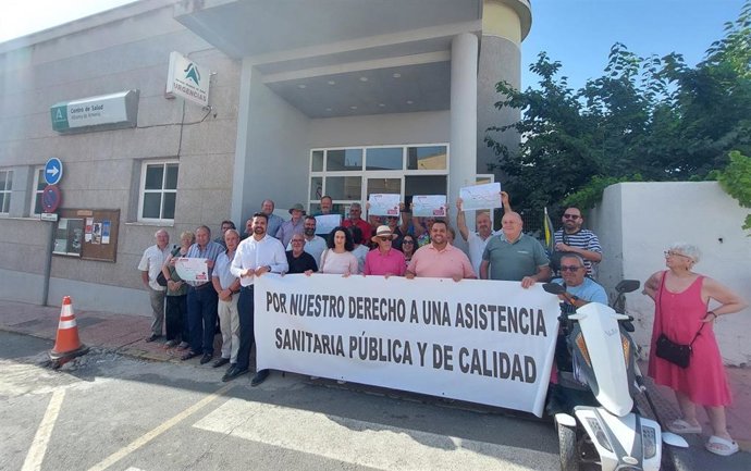 Grupo de personas manifestandose a favor de un equipo de urgencia en Alhama.