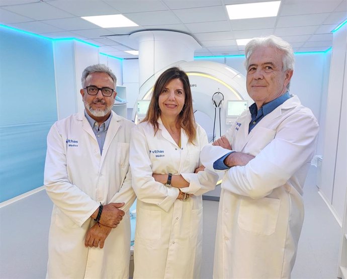 Los doctores Ramos, Ribeiro y Alba de la Unidad de Mama Vithas Málaga