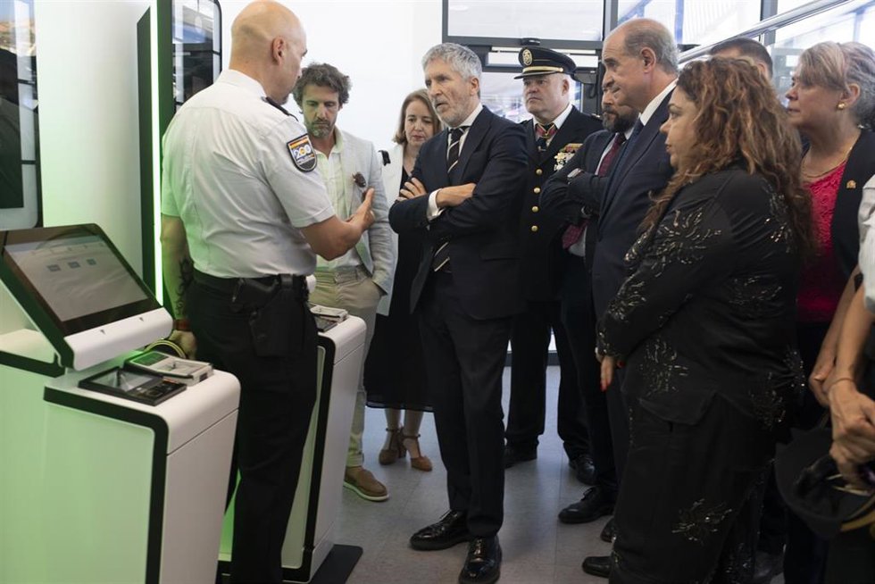 El ministro de Interior, Fernando Grande-Marlaska (c), durante su visita a las instalaciones del puesto fronterizo de El Tarajal, a 10 de julio de 2024, en Ceuta (España).