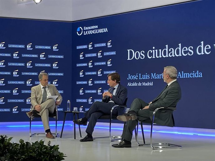 José Luis Martínez-Almeida y Jaume Collboni este miércoles en el coloquio de La Vanguardia y EY, moderado por el periodista Enric Sierra.