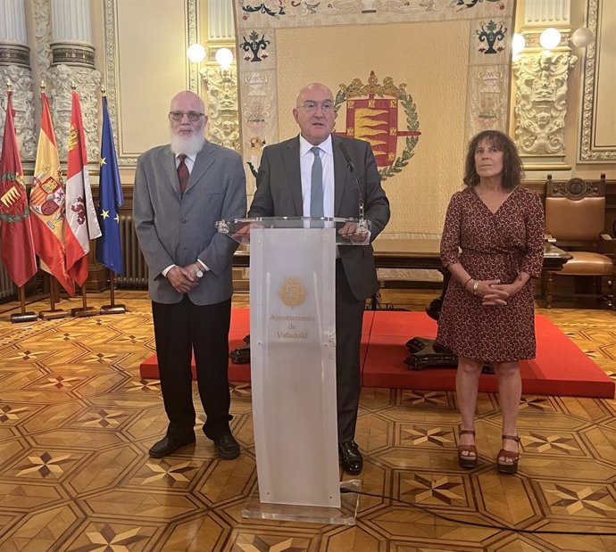 El alcalde de Valladolid recibe en el Ayuntamiento a los niños saharauis