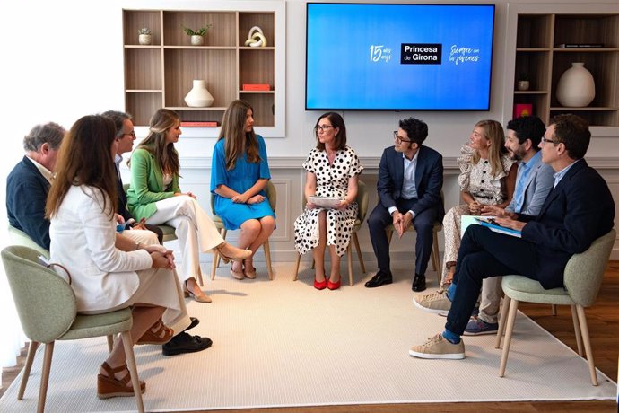 La Princesa Leonor (3i) y la Infanta Sofía (4i) durante un encuentro con el Consejo Asesor Joven de la Fundación Princesa de Girona (FPdGi), en el hotel Meliá, a 10 de julio de 2024, en Lloret de Mar, Girona, Catalunya (España). Los Premios Princesa de Gi