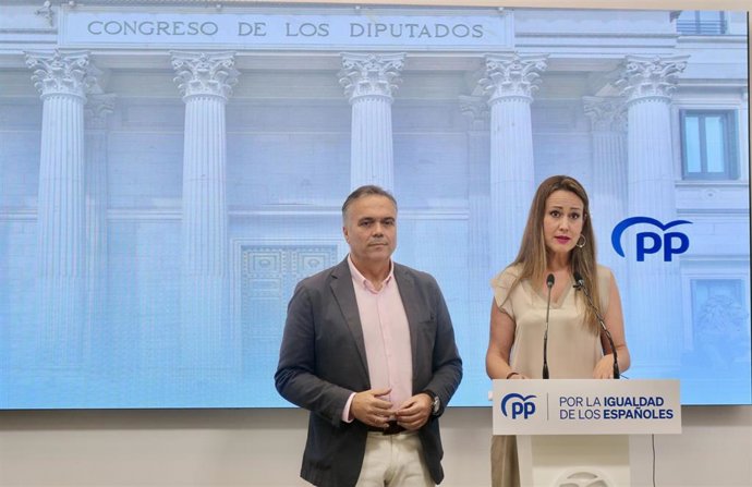 Los diputados nacionales del Partido Popular de Huelva, Bella Verano y Manuel García Félix.