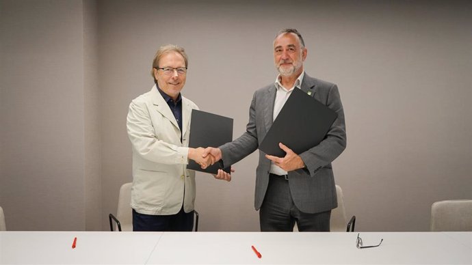 El presidente de la Cámara de Barcelona, Josep Santacreu, y el presidente de FGC, Toni Segarra