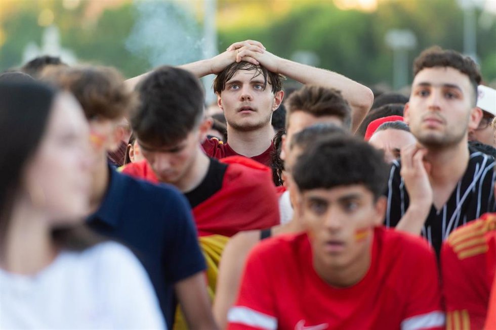 Decenas de personas durante el partido de semifinales de la Eurocopa entre España y Francia visto desde una pantalla gigante en la explanada de Puente del Rey, a 9 de julio de 2024, en Madrid (España). 