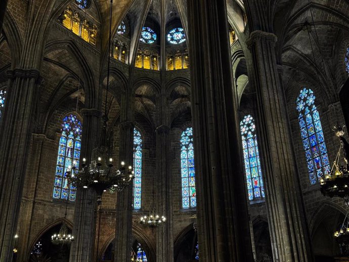 Interior de la Catedral de Barcelona donde se aprecia la restauración de las vidrieras