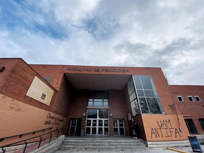 Archivo - Entrada de la Facultad de psicología de la Universidad Autónoma de Madrid, donde se observan pintadas como "UAM antifa" o "obreros y estudiantes, unidos y adelante" (firmado por Juventud Comunista), en Madrid (España), a 14 de noviembre de 2019