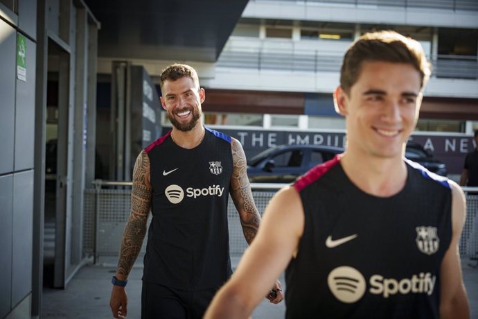 Iñigo Martínez y Gavi en el primer día de trabajo de pretemporada del FC Barcelona 2024/25