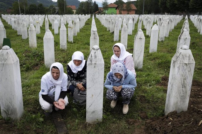 Archivo - Cementerio en memoria de las víctimas de la masacre de Srebrenica, cometida durante la guerra de los Balcanes (archivo)