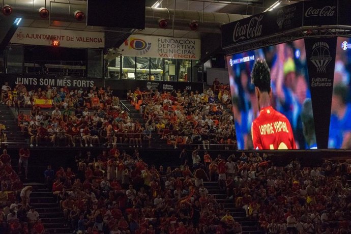 Aficionats en La Fonteta de Valncia durant la semifinal de l'Eurocopa