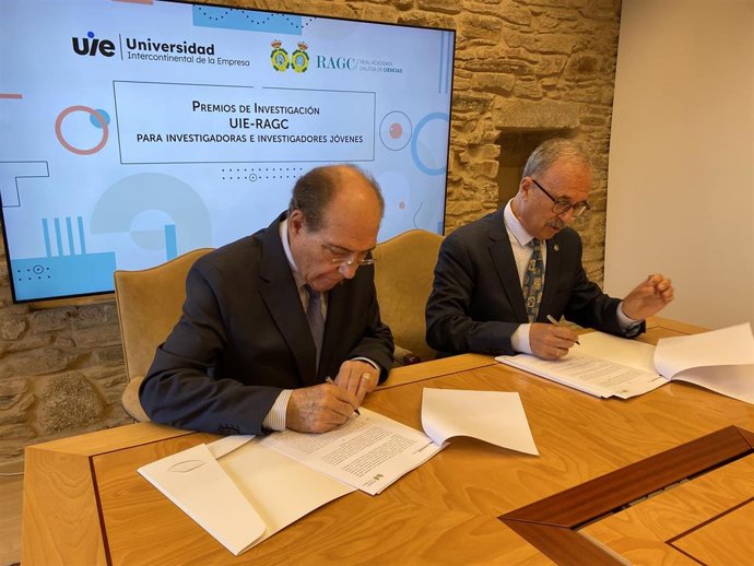 El rector de la UIE, Miguel Ángel Escotet; y el presidente de la Real Academia Gallega de Ciencias, Juan Manuel Lema Rodicio, firman un acuerdo