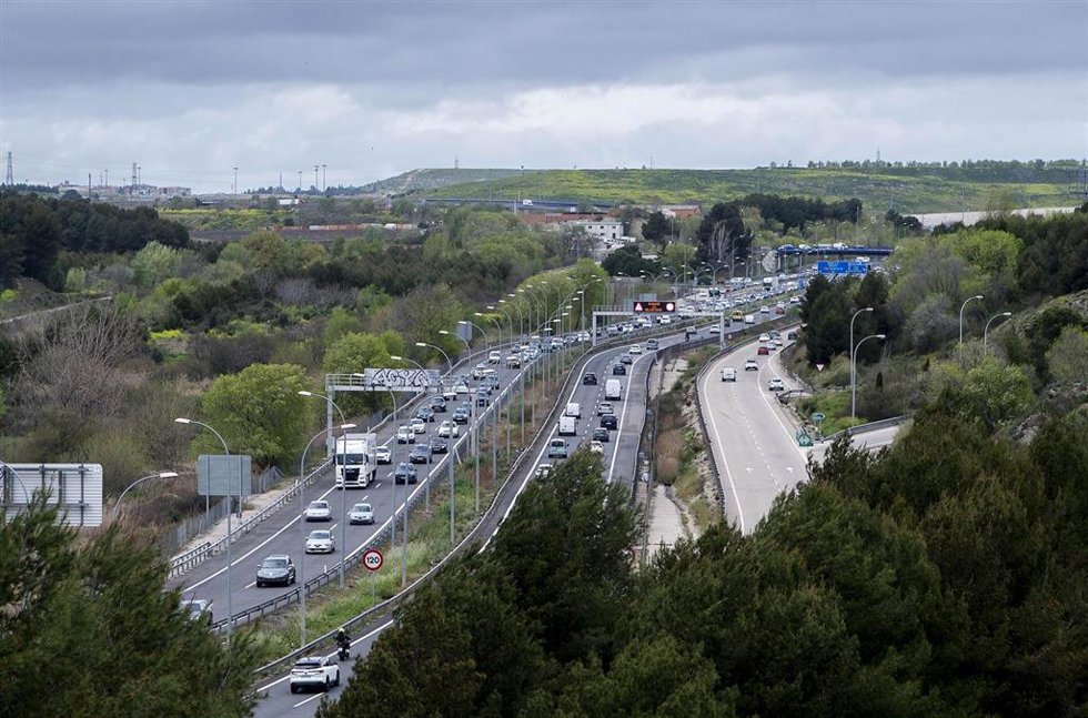 Archivo - Tráfico en la autovía A-3 durante la segunda fase de la operación salida por Semana Santa, a 27 de marzo de 2024, en Madrid (España). La Dirección General de Tráfico (DGT) puso en marcha la operación salida de Semana Santa el viernes 22 de mar