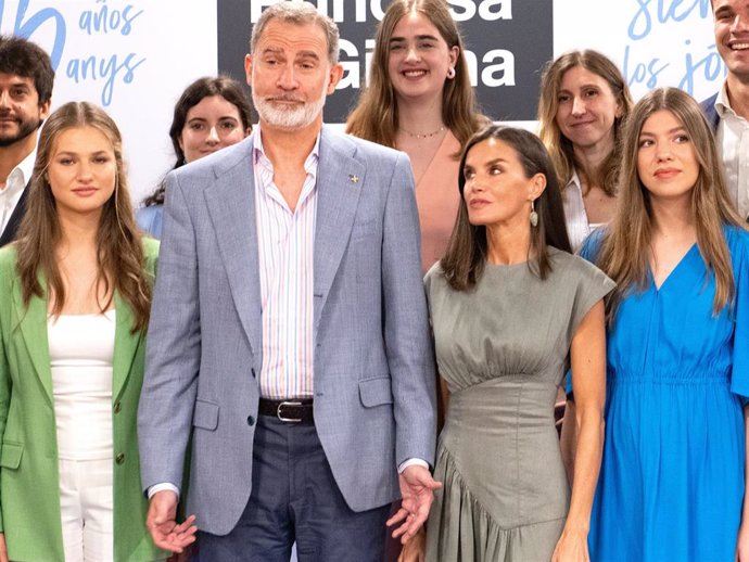 La Princesa Leonor, El Rey Felipe VI, La Reina Letizia Y La Infanta Sofía Durante Un Encuentro Con El Consejo Asesor Joven De La Fundación Princesa De Girona