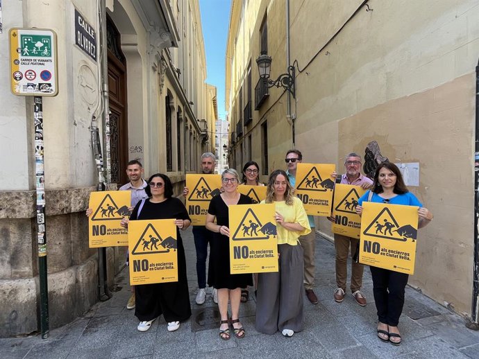 Els regidors de Compromís amb els cartells que penjaran a Ciutat Vella