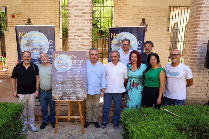 Presentación de la programación cultural en el Palacio de los Marqueses de La Algaba, con Juan Bueno junto al cartel de actos.