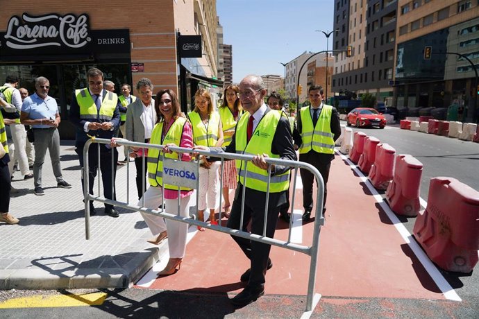 La consejera de Fomento, Rocío Díaz, (i) y el alcalde de Málaga, Francisco de la Torre (d), durante su visita a las obras