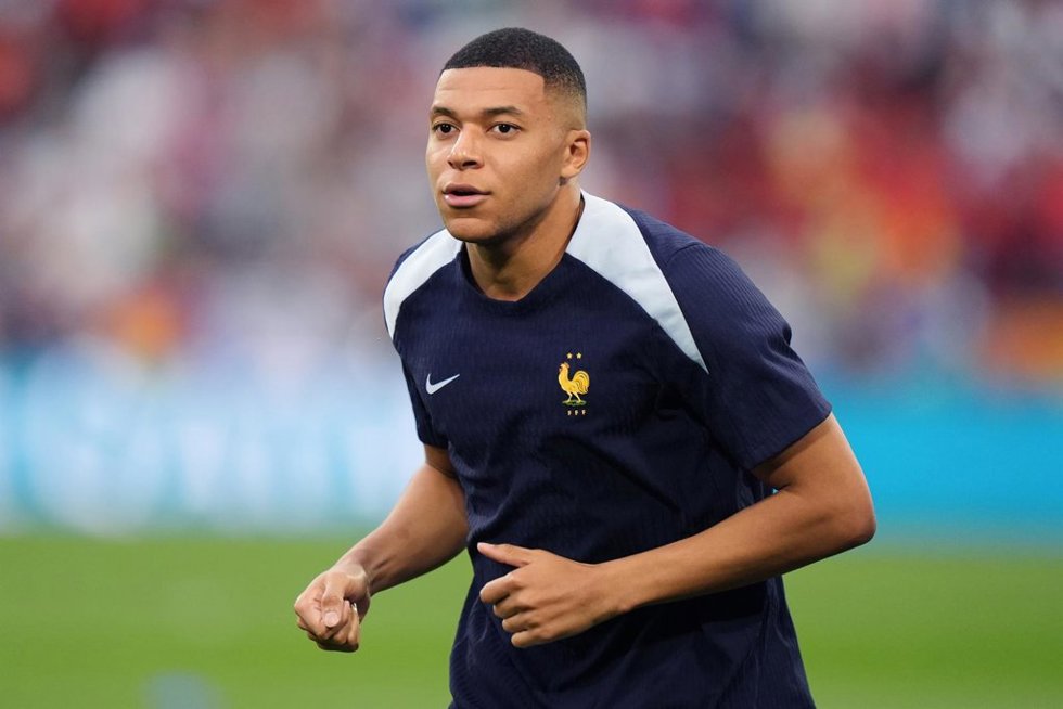 El delantero francés Kylian Mbappé, durante un calentamiento en la Eurocopa 2024.